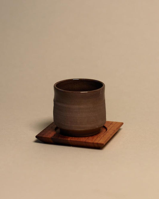 Handgefertigter quadratischer 7,5-cm-Holzuntersetzer, präsentiert mit dem Espresso Cup Mini von Moritz Frohnhöfer.